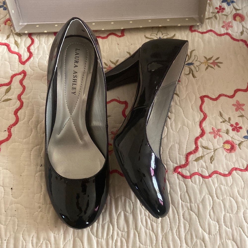 Womens heels size 8 1/2 Lauren Ashley black patent leather,Like new